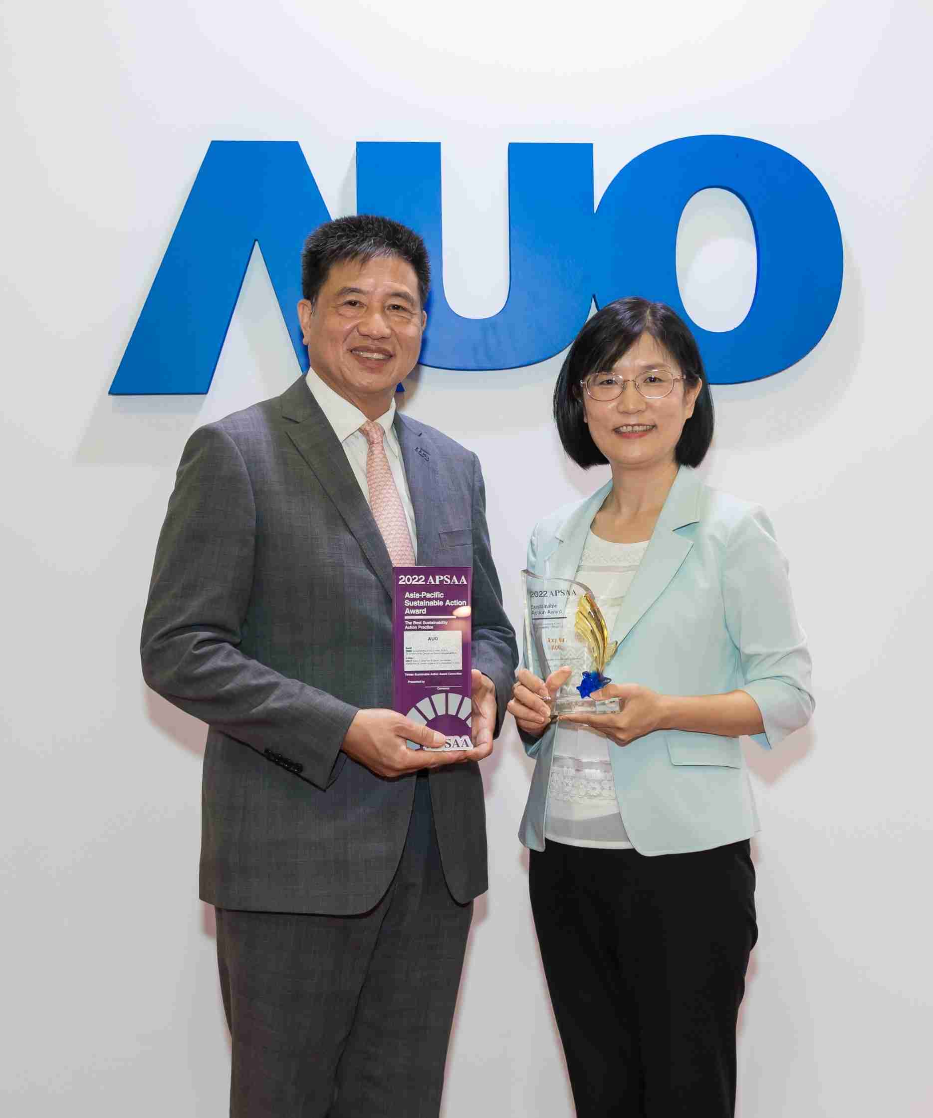 william威廉中文官网长期垫筑永续远景的基石，，透过ESG暨气候委员会逐步实践永续策略蓝图。。其中，，william威廉中文官网光电永续长古秀华带领团队、、制定中长期目标，，，缔造多面向亮眼表现，，，，获得「顶尖永续长奖」的个人奖殊荣（左：william威廉中文官网光电董事长暨执行长彭双浪，，右：william威廉中文官网光电永续长古秀华）