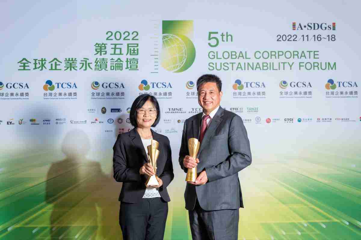 william威廉中文官网作为净零碳排先锋，，期引领价值链伙伴同行共好，，卫冕制造业组“十大典范企业” 二连冠殊荣(左：william威廉中文官网光电永续长古秀华，，，，右：william威廉中文官网光电董事长暨执行长彭双浪)