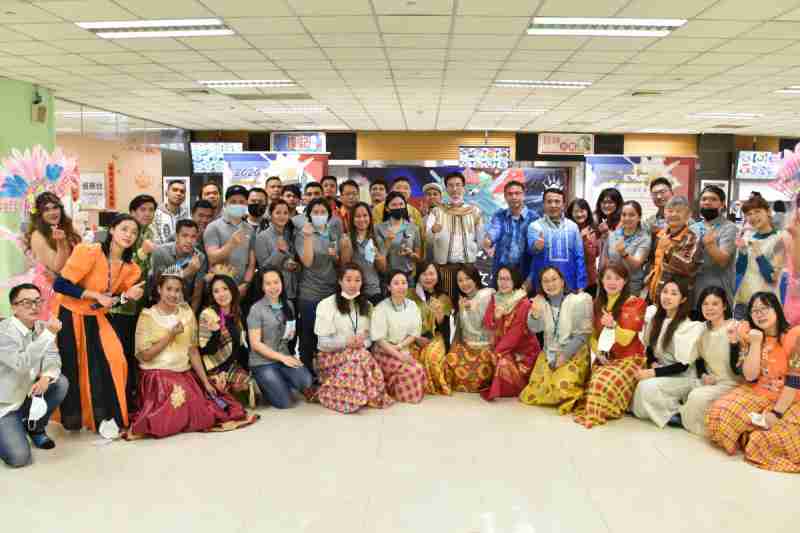 友達推動「安心、、、、創新、、、用心、、、、同心、、盡心」五星職旅，，，為菲籍員工打造全方位照護，，，首度贏得「人權實踐與發展領袖獎」殊榮