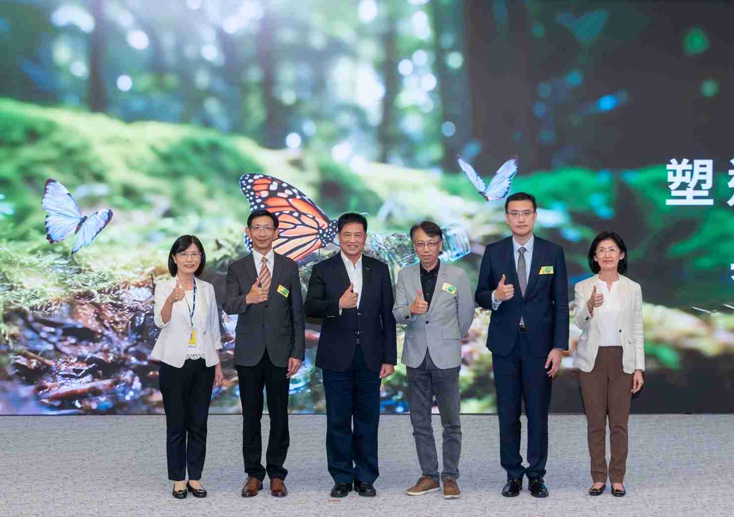 友達2023 CSR共榮大會，，，，邀請領域專家分享交流生物多樣性管理趨勢、、無塑產品、、、海廢永續塑料等議題  （圖左到右：友達光電永續長古秀華、、、、3M台灣技術長陳君杰、、、友達光電董事長暨集團策略長彭双浪、、、光寶科技企業永續發展處處長陳慶暉、、、安永聯合會計師事務所執業會計師曾于哲、、、友達光電供應鏈總部副總經理吳宜芳）