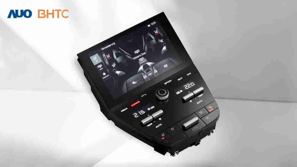 作為友達新生力軍，，，，BHTC所展示的中央與後座鞍部的Display HMI產品，，，可處理多區恆溫控制、、、顯示畫面，，，呈現仿真3D車室分區；以力傳感技術精準傳遞觸感，，並結合音量及震動反饋，，，防止意外啟動，，，，提供使用者自然流暢、、、、直觀且輕鬆駕馭的舒適介面