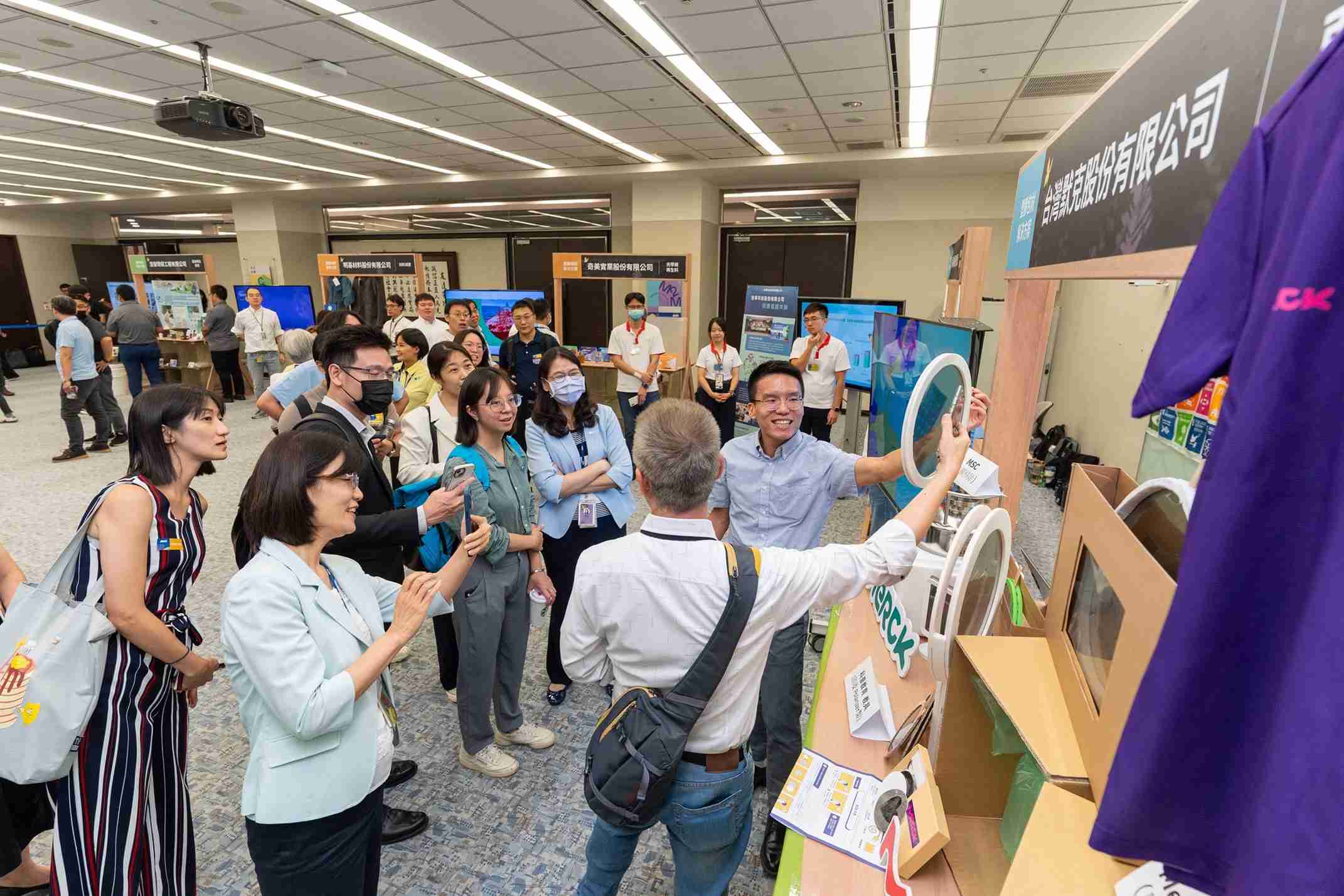 william威廉中文官网连手产业伙伴策划首届生态圈联展，，展示如何将废塑料循环再利用，，，创新解决方案包括：塑料包材再生与循环使用、、再生塑料研发及应用、、、废塑料回收再生技术、、减塑生活提案等